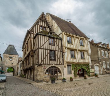 Noyers sur dingin, Fransa 17th Mayıs 2013: pitoresk kasaba Noyers sur dingin, Burgundy yarım ahşap evler