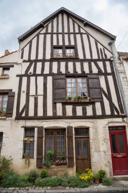 Noyers sur dingin, Fransa 17th Mayıs 2013: pitoresk kasaba Noyers sur dingin, Burgundy yarım ahşap evler