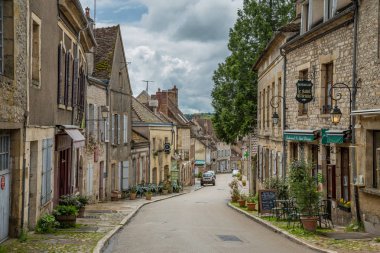 Vezelay, Fransa 17th Mayıs 2013: Restoran ve görünümü güzel kasaba Vezelay, Fransa tepeden aşağı