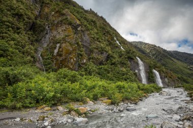 Şelale ve bitki örtüsü Franz Josef Glacier, south Island Yeni Zelanda bir yavaş hareket akışı arkasında