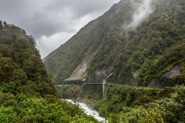 Camino Cerca Christchurch Con Puente Protector Contra Caída Rocas Capturado — Foto de Stock