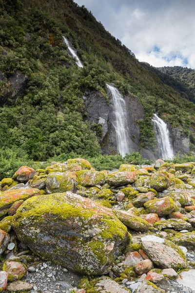 フランツ ジョセフ氷河 ニュージーランドで滝の前に赤い氷河岩 — ストック写真