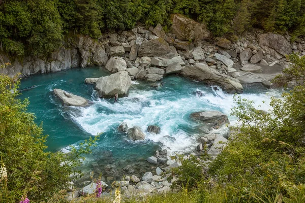 ニュージーランドの南の島の渓谷で純粋な青緑色の水を見てください — ストック写真