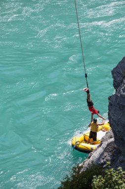 Queenstown, Yeni Zelanda, 24th Aralık 2014: Kawarau bungy merkezinde bungy atlama sonra kurtarılma