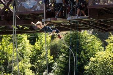 Queenstown Yeni Zelanda, 24th Aralık 2014: Genç bir Bayan Kawarau bungy merkezinde atlama bungy dizisi
