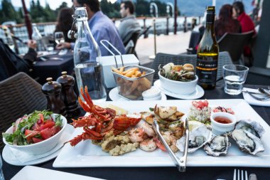 Queenstown, Yeni Zelanda, 24th Aralık 2014: Taze deniz ürünleri tabağı harbour Queenstown, Yeni Zelanda, üzerinde bir restoranda