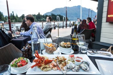 Queenstown, Yeni Zelanda, 24th Aralık 2014: Taze deniz ürünleri tabağı harbour Queenstown, Yeni Zelanda, üzerinde bir restoranda