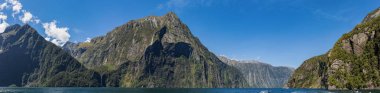 İnanılmaz sahne panoramik manzaralı bir yolculuk Milford ses, south Island Yeni Zelanda çevresinde