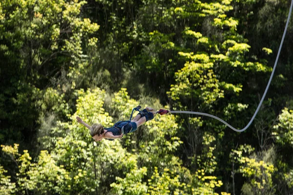 Queenstown Nueva Zelanda Diciembre 2014 Secuencia Una Jovencita Saltando Bungy — Foto de Stock