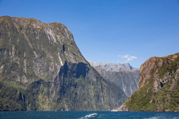Orangefarbenes Kreuzfahrtschiff Vermittelt Skalengefühl Auf Milford Sound Neuseeland — Stockfoto