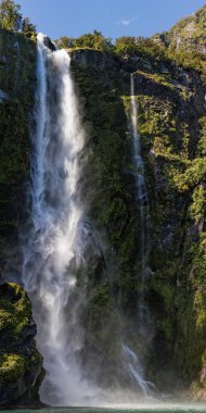 Bir şelale Milford ses, Fiordland, Yeni Zelanda, panoramik yakalama