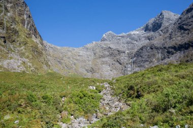 Dağ ve akışı ile kristal saf su üzerinde Güney Island Yeni Zelanda Cumhuriyeti