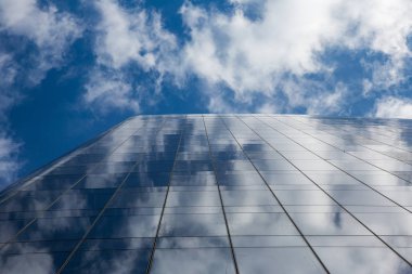 Soyut görünümünü yükü geçerken bulutlar yansıtan bir Londra ofis