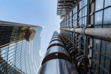 Londra İngiltere 10th Haziran 2015: bina Lloyds düz bakarken Willis Tower, kireç Street Londra yansıyan