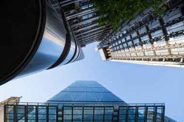 Londra İngiltere 10th Haziran 2015: bina Lloyds ve Londra'nın şehir bina Leadenhall ararken