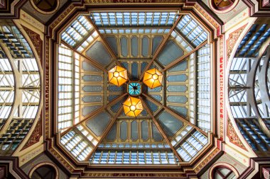 Londra İngiltere 10th Haziran 2015: Tavan detayları Leadenhall piyasada kireç Street pasajda, Londra, İngiltere