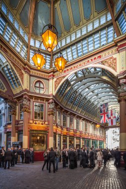 Londra İngiltere 10th Haziran 2015: Kireç sokak geçit, Londra, İngiltere pazarında Leadenhall meyhanelerde, içme insanların kalabalıklar