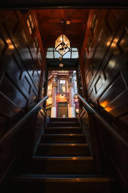Londra İngiltere 10th Haziran 2015: kireç Street pasajda, Londra, İngiltere Leadenhall pazarında bir yeraltı pub (bar) üzerinden çıkılan merdivenler
