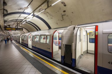 Londra İngiltere 11th Haziran 2015: Tüp tren açık kapılar bir Londra Metro İstasyonu