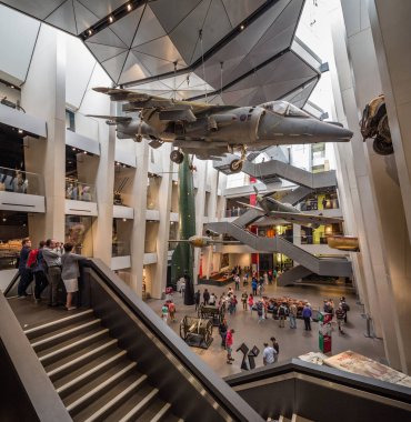 Londra İngiltere 12th Haziran 2015: Bir Harrier jet, Spitfire V1 ve V2 roketi Londra Imperial savaş Müzesi'nde iç Gösterim.