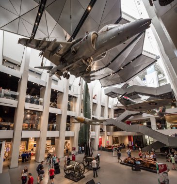 Londra İngiltere 12th Haziran 2015: Bir Harrier jet, Spitfire V1 ve V2 roketi Londra Imperial savaş Müzesi'nde iç Gösterim.