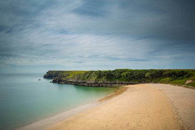 Uzun pozlama fotoğraf Galler'de Pembrokeshire sahil şeridi üzerinde Barafundle koyunda