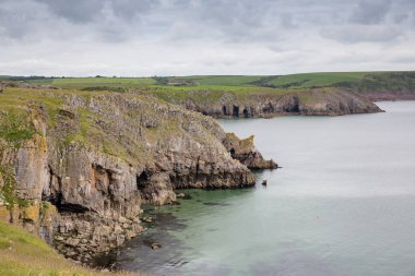 Stackpole kafasına Barafundle Bay, Pembrokeshire, İngiltere'de doğru geri arıyorsunuz