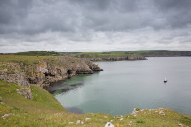 Stackpole kafasına Barafundle Bay, Pembrokeshire, İngiltere'de doğru geri arıyorsunuz