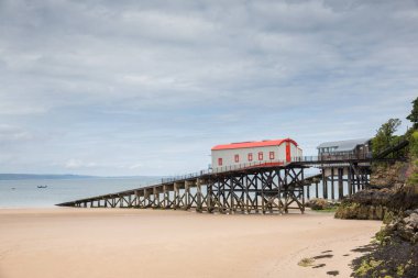 Rnli cankurtaran İstasyonu'na ve iskele Tenby, Pembrokeshire, Wales