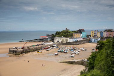 Tenby harbour adlı düşük tide, Pembrokeshire, İngiltere