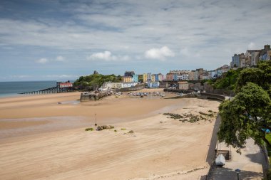 Tenby liman ve Gürcü evler görünür düşük tide, Pembrokeshire, İngiltere