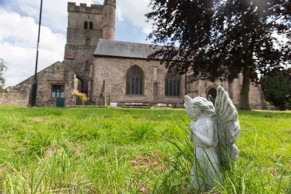 Usk Wales Červen 25Th 2015 Bílý Kamenný Anděl Sochařství Hřbitově — Stock fotografie