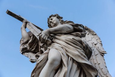Roma İtalya 26 Haziran 2015: Angel Ercole Ferrata çapraz heykelini Pont Sant'Angelo Köprüsü'nde Roma ile