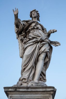 Roma İtalya 26 Haziran 2015: Angel Girolamo Lucenti tarafından Roma'da Pont Sant'Angelo Köprüsü üzerinde çivi ile