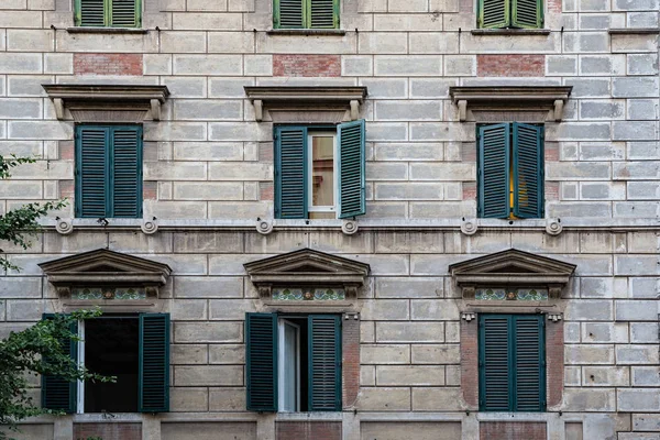 Sierlijke Sluiter Windows Een Zijstraat Buurt Van Peter Cathedral Rome — Stockfoto