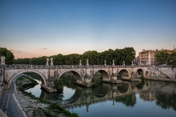 Pont Αγίου Angelo Αντανακλάται Στον Ποταμό Τίβερη Στη Ρώμη Ιταλία — Φωτογραφία Αρχείου