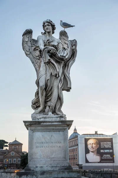 Рим Италия Июня 2015 Ангел Одеждой Кубиками Паоло Нальдини Мосту — стоковое фото