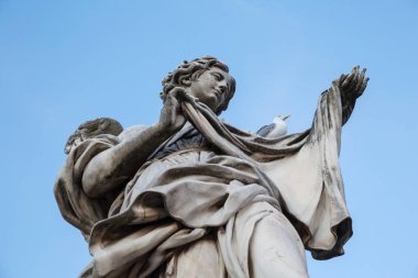 Roma İtalya 26 Haziran 2015: Angel Pont Sant'Angelo Köprüsü'nde Roma Cosimo Fancelli tarafından (Veronica'nın peçe) sudarium ile