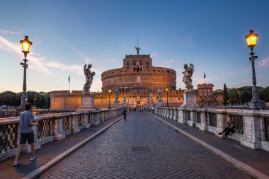 Roma İtalya 26 Haziran 2015: Turist güzel Pont Sant'Angelo Köprüsü'nde alacakaranlıkta