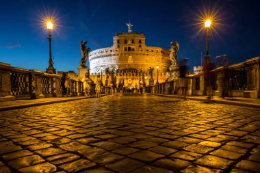 Roma İtalya 26 Haziran 2015: Turist güzel Pont Sant'Angelo Köprüsü'nde gece