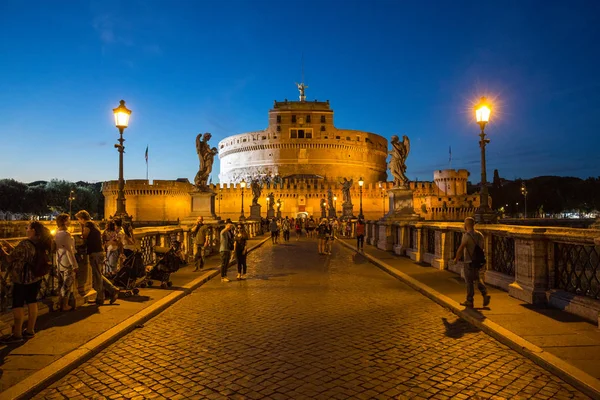 Roma İtalya 26 Haziran 2015: Turist güzel Pont Sant'Angelo Köprüsü'nde gece
