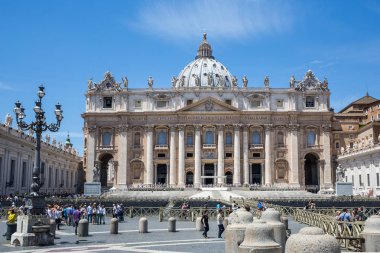 Roma İtalya 27 Haziran 2015: St Peter's basilica Roma'da kalabalıklar önünde