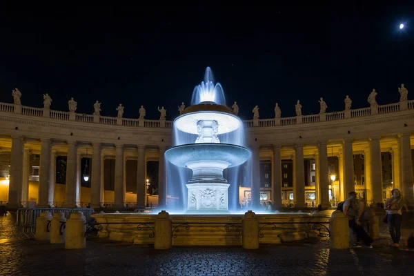 베르니니의 분수와 로마에서 베드로 광장에서 이드의 이탈리아 2015 나이트 — 스톡 사진