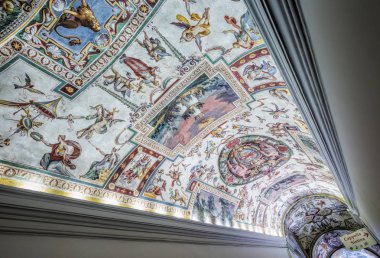 Roma İtalya 27 Haziran 2015: Sistine Şapeli Roma Vatikan Müzesi içinde önde gelen çarpıcı tavan detayları Close-up