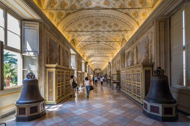 Roma İtalya 27 Haziran 2015: Turist Roma Vatikan Müzesi'de bir galeri içinde