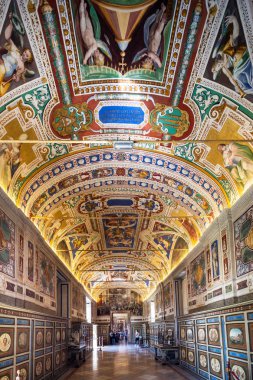 Roma İtalya 27 Haziran 2015: Turist Roma Vatikan Müzesi'de bir galeri içinde