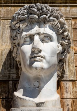 Roma İtalya 27 Haziran 2015: Sezar Augustus heykel Cortile del Belvedere veya süper avluya olarak da bilinen, Vatikan Müzesi, Roma