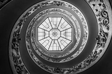 Roma İtalya 27 Haziran 2015: Ünlü Bramante spiral merdivenler Roma Vatikan Müzesi'nde