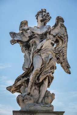 Roma İtalya 26 Haziran 2015: Gian Lorenzo Bernini tarafından superscription heykel Pont Sant'Angelo Köprüsü'nde Roma melek