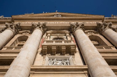 Roma İtalya 27 Haziran 2015: Papalık balkon girişinde St Peter's Basilica, Roma, ararken